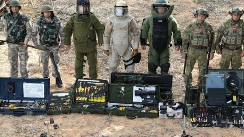 Mehmetçik Hafter'in tuzakladığı bombaları temizliyor