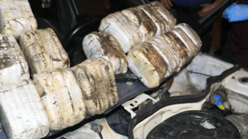 Adana'da polise çarpıp kaçtı, aracından uyuşturucu çıktı