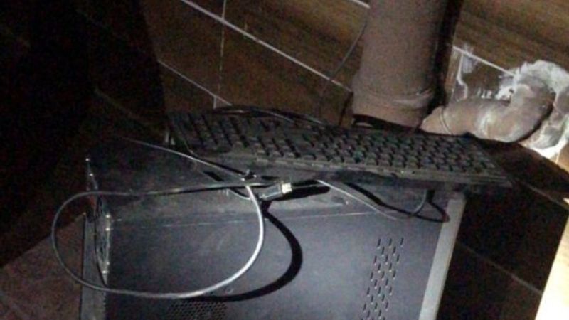 Çaldıkları malzemelerle pencereden atlarken yakalandılar