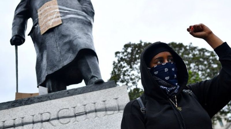 İngiltere'de heykellere saldırılar sürüyor