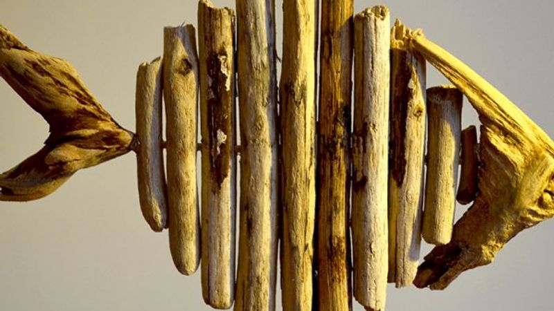 Sahilden topladığı ağaç parçalarını sanat eserine dönüştü