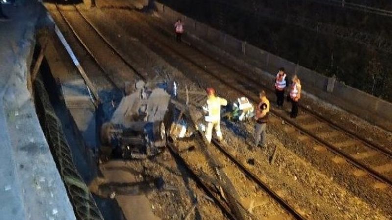 Şirinevler’de otomobil metro raylarına uçtu: 1 yaralı