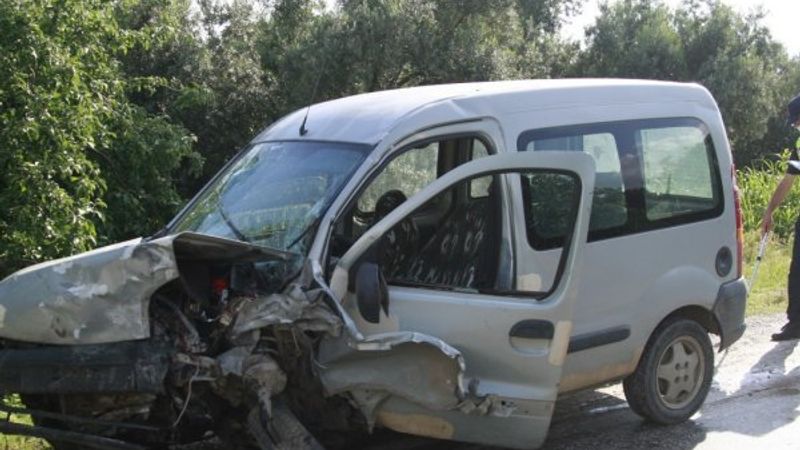 Bursa'da araçlar kafa kafaya çarpıştı: 3 yaralı