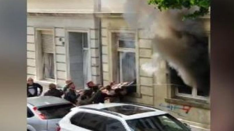 Almanya'da prize takılı şarj aleti yangına neden oldu