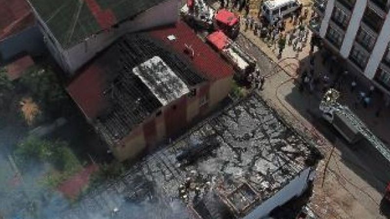 Sultanbeyli'de iki binanın çatısı cayır cayır yandı