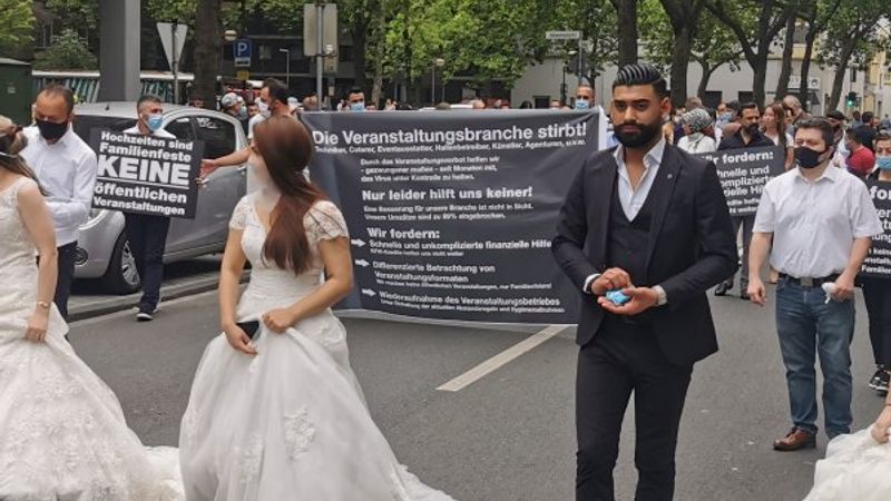 Almanya'da düğün sektörü temsilcileri protestoda