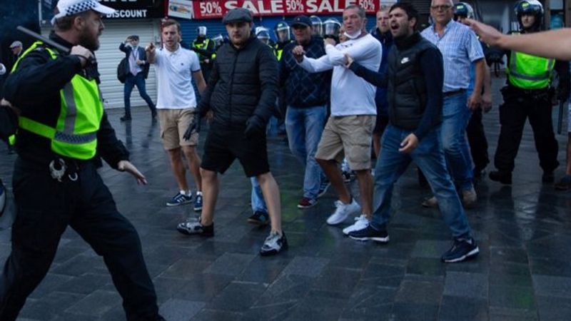 İngiltere'de karşıt görüşlü göstericiler çatıştı