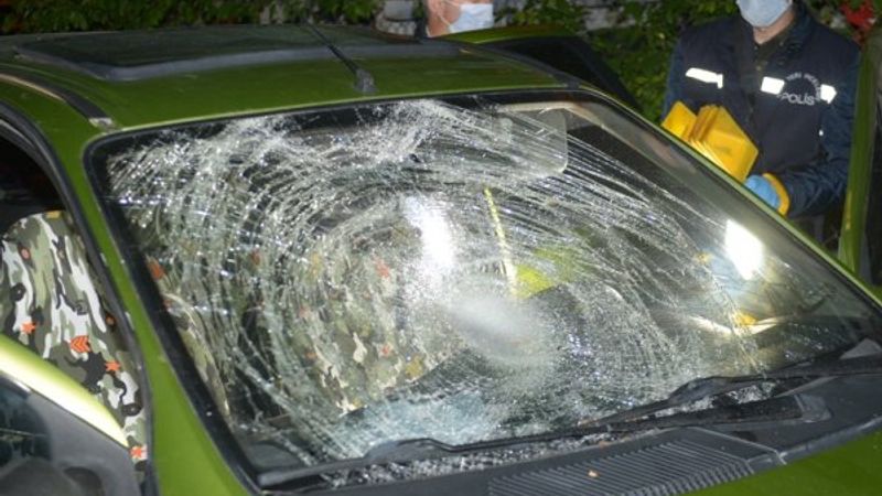 Yol kenarında yürüyen 4 kişiye otomobil çarptı