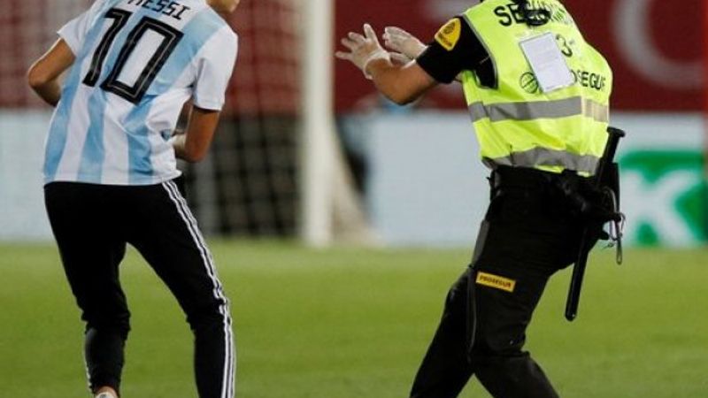 Seyircisiz maçta sahaya seyirci daldı