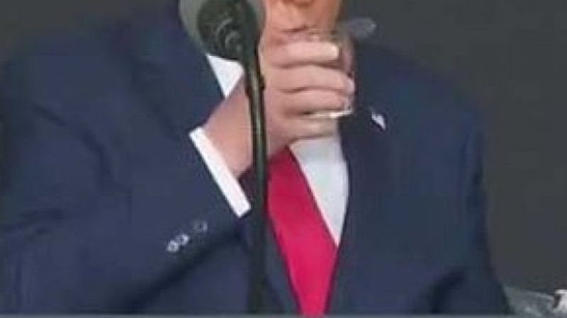 Trump su içerken zorlandı