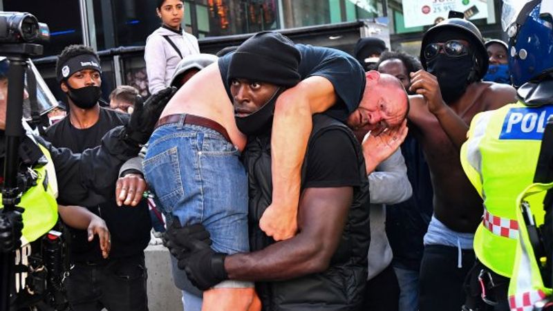 İngiltere'de ırkçıları linçten siyahiler kurtardı