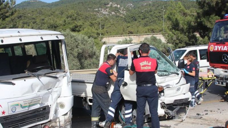 Bodrum’da işçileri taşıyan minibüs kaza yaptı: 8 yaralı