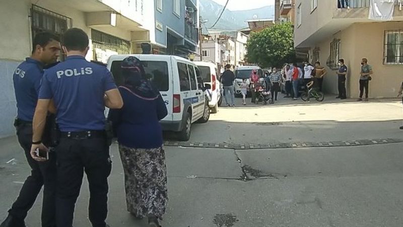 Bursa'da babasıyla kavga eden oğul polis otosunu taşladı