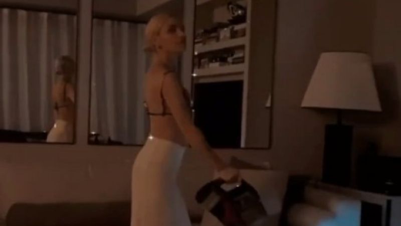 Gülşen, sütyenle ev süpürdü