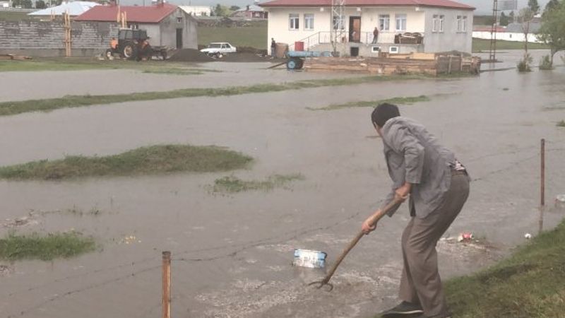 Kars’ta sağanak yağış ev ve arazileri su altında bıraktı