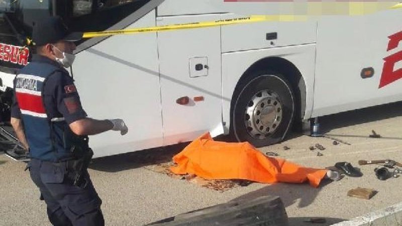Patlak lastiği değiştiren şoför, otobüsün altında kaldı