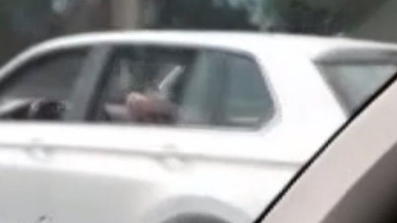 İstanbul'da yatarak araç kullanan sürücü kamerada