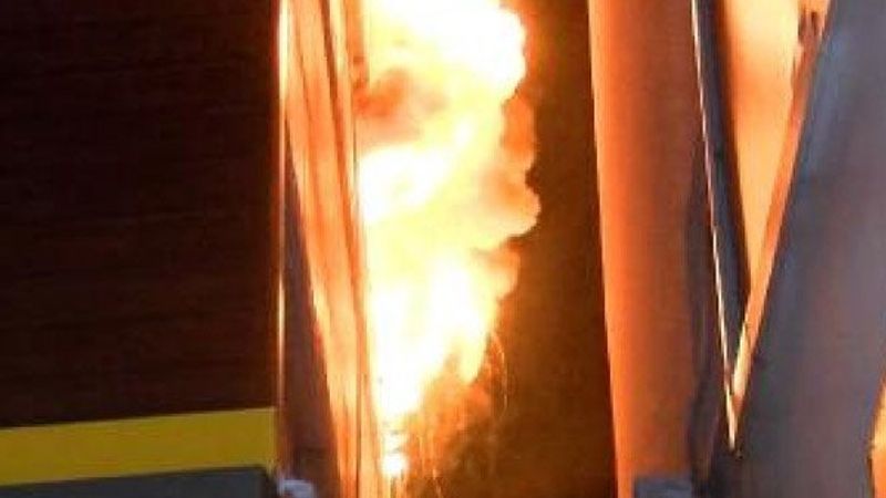 Kartal'da 4 katlı binada 3 araç ve 100 halı yandı