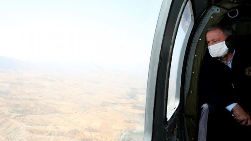 Bakan Akar ve komuta kademesi harekat merkezinde