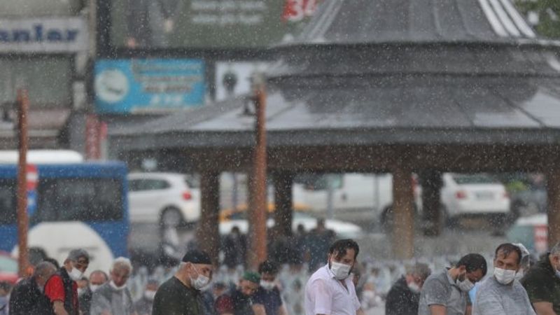 Ankara'da sağanak altında cuma namazı