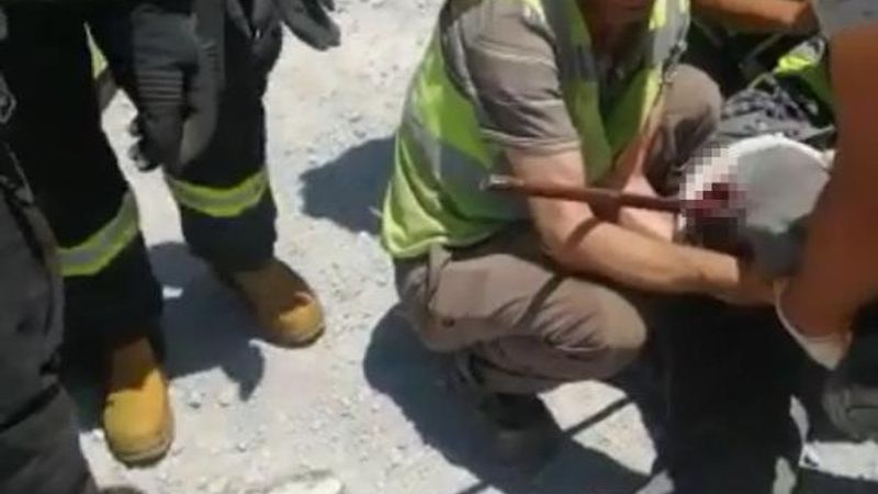 Antalya'da kalıp ustasına demir ok gibi saplandı