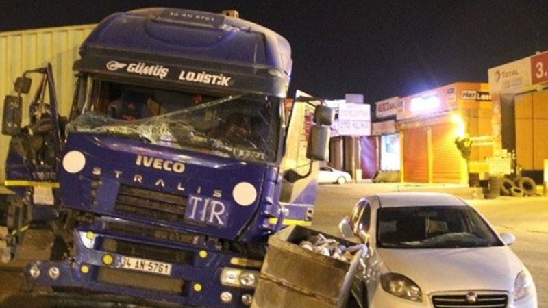 Seyir halindeyken uyuyan tır şoförü kaza yaptı