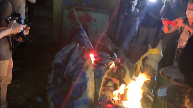 Amerikalılar kölelik savunucusu generelin heykelini yaktı