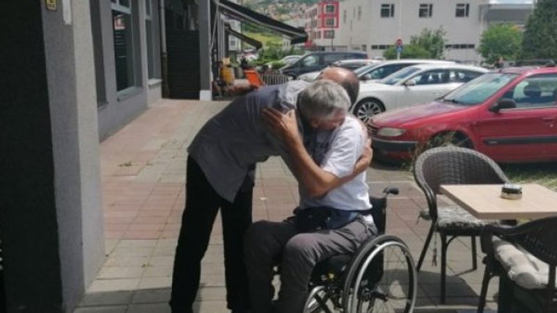 Bosna'daki savaşta hayatını kurtaran adamla buluştu