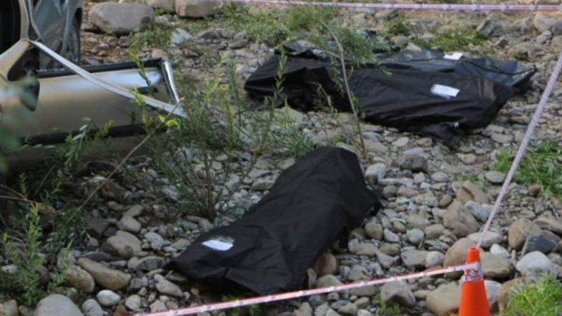 Hastaneden dönen ailenin otomobili çaya uçtu: 3 ölü