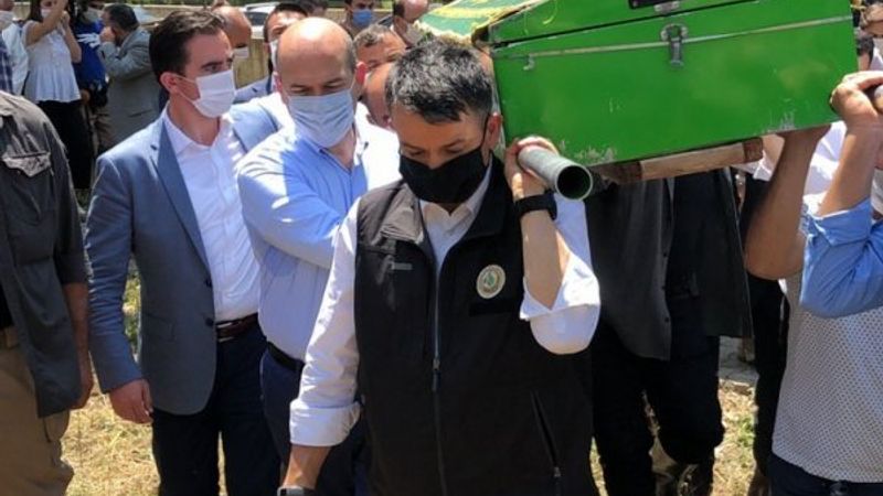 Bursa'da selde ölen kızın tabutunu bakanlar taşıdı