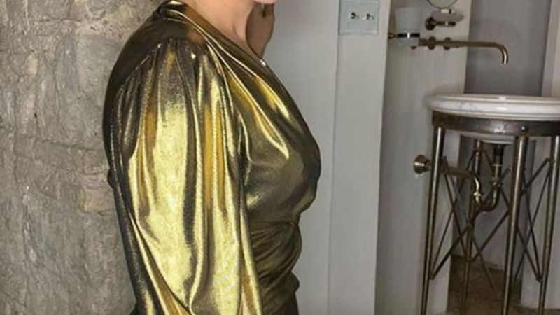 Ezgi Mola, tektaşı taktı