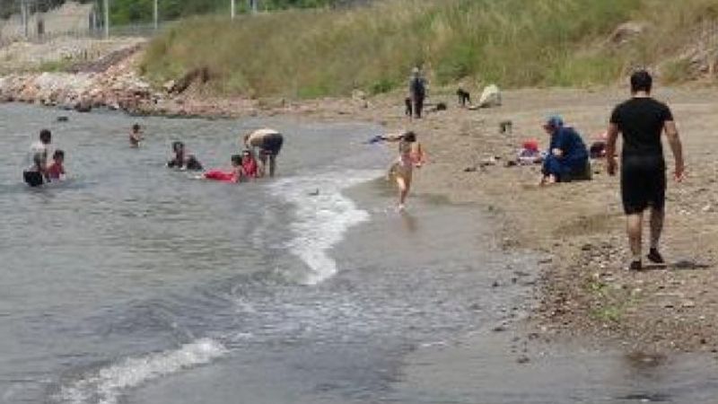 Kocaeli'de derenin kirlettiği plajda yüzdüler