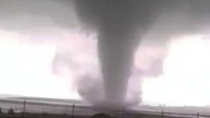 Aracıyla hortumun içinden geçerken böyle görüntüledi