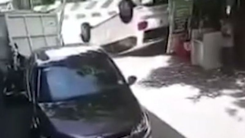 Aracını aldıktan 10 saniye sonra kaza yapan sürücü