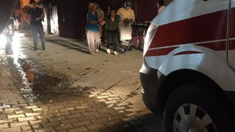 İzmir'de bir kişi, eşini bıçakla rehin aldı