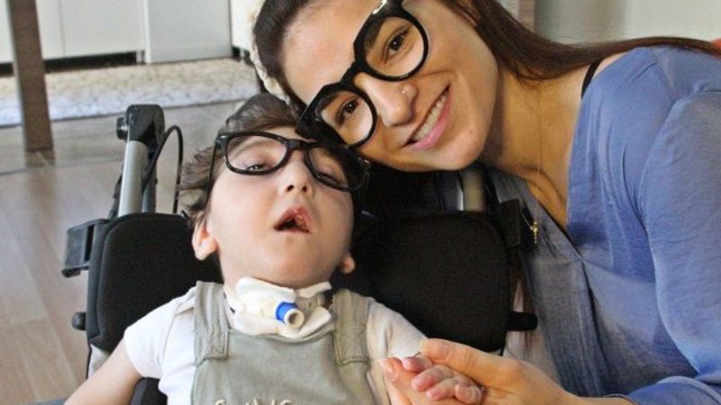 Antalya'da ağır hasta minik YouTuber'ı yüz binler izliyor