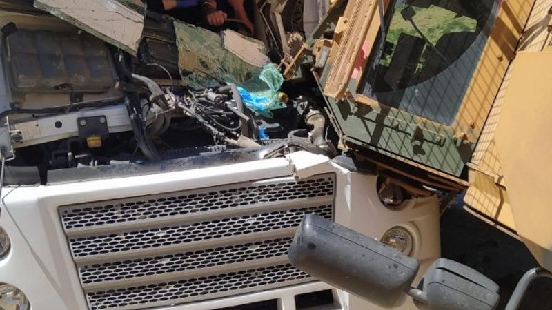 Hakkari'de askeri araçla tır çarpıştı: 1 yaralı