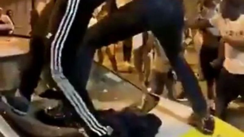 İngiltere'de izinsiz partide polise saldırdılar