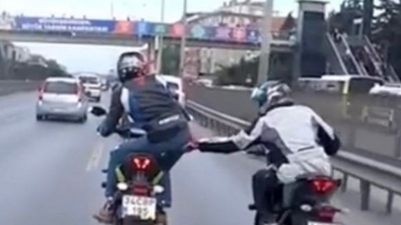 Trafikte dans edip, yumruk atan magandalar