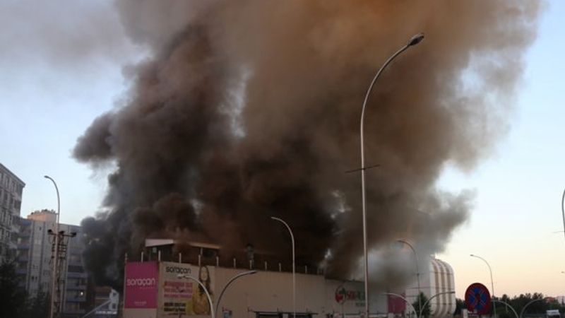 Batman'da alışveriş merkezi cayır cayır yandı