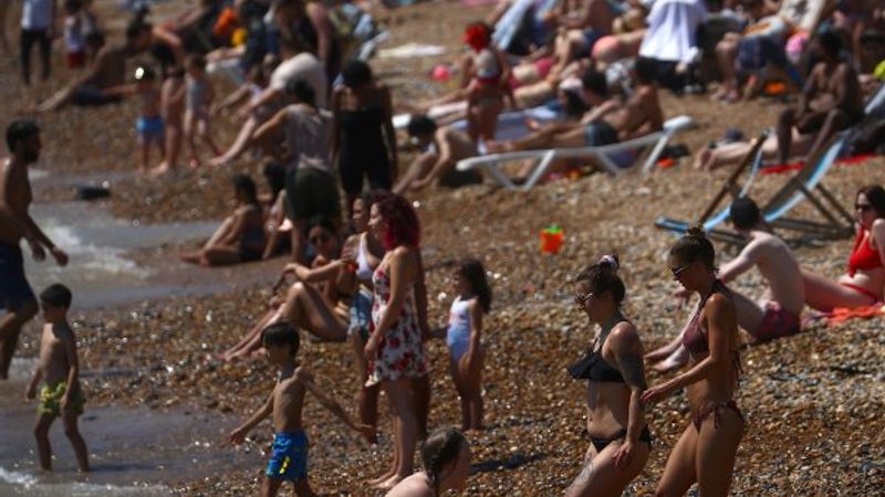 İngilizler, kısıtlamanın kalktığı sahillere akın etti