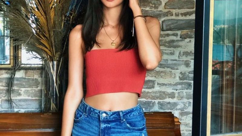 Deren Talu'dan bikinili poz