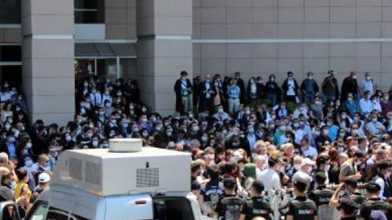 İstanbul Adalet Sarayı önünde avukatların eylemi