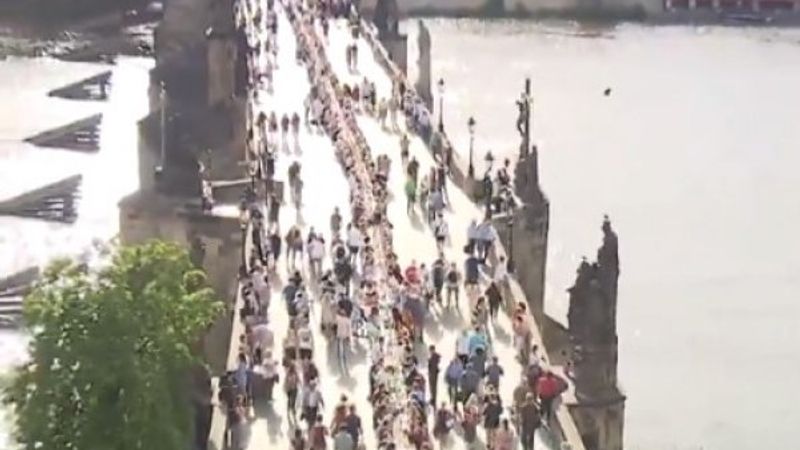 Çekya'da 'koronavirüs bitti' kutlaması