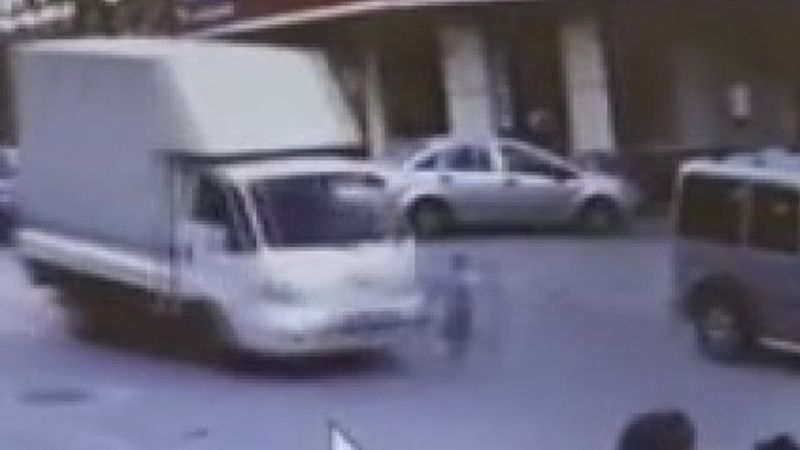 Esenyurt'ta küçük çocuğa kamyonet çarptı