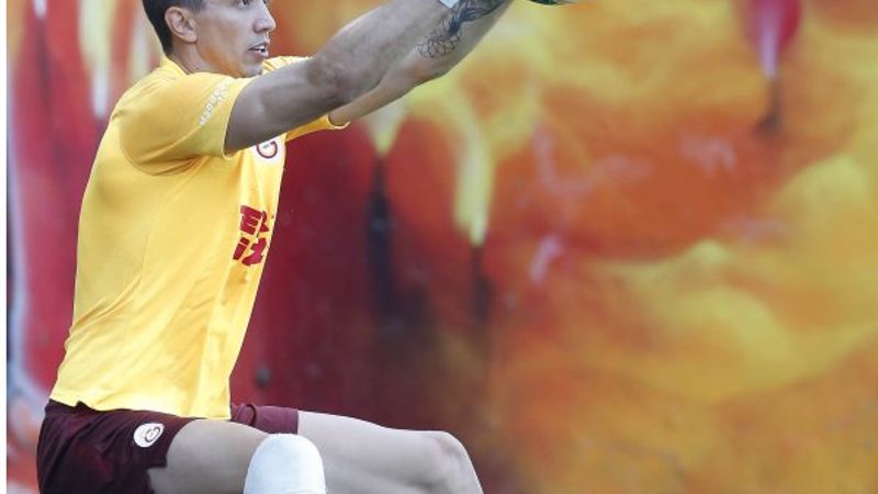 Muslera ayağı alçılı halde idmana çıktı