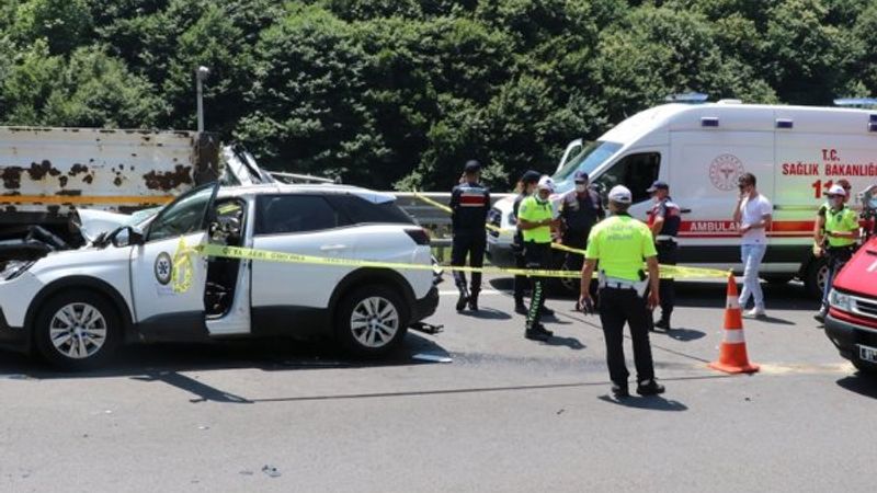 Düzce'de cip tıra çarptı: 2 ölü, 1 yaralı