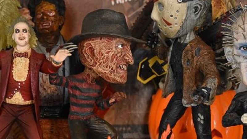 Çocukluğunun korku karakterlerinden koleksiyon yaptı