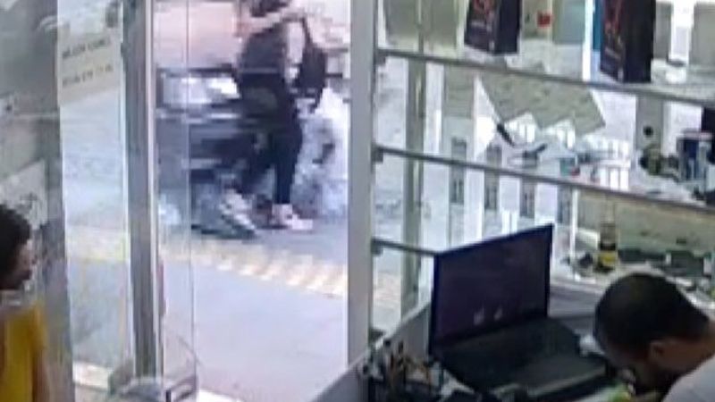 Manisa'da kaldırımda yürüyen yayaya otomobil çarptı