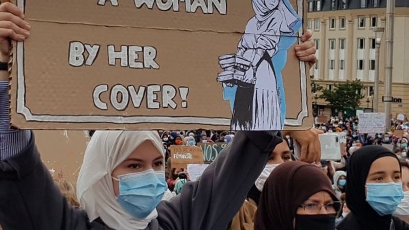 Belçika'da başörtüsü yasağı protesto edildi